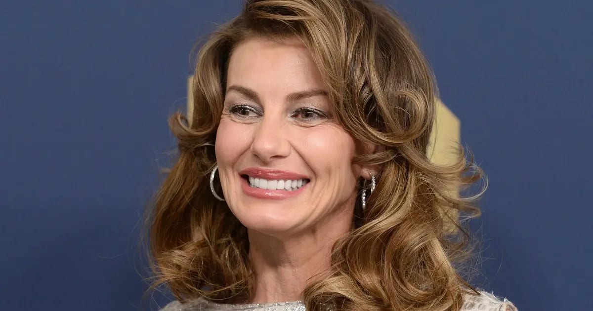 Preview image from HELLO! Magazine for 'Freaky queen' Faith Hill dances around in green bikini in unearthed family footage